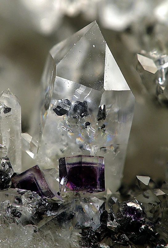 Fotografie minerálů Fluorit, Křemen, Wolframit z lokality Krupka, štola Barbora, Czech Republic