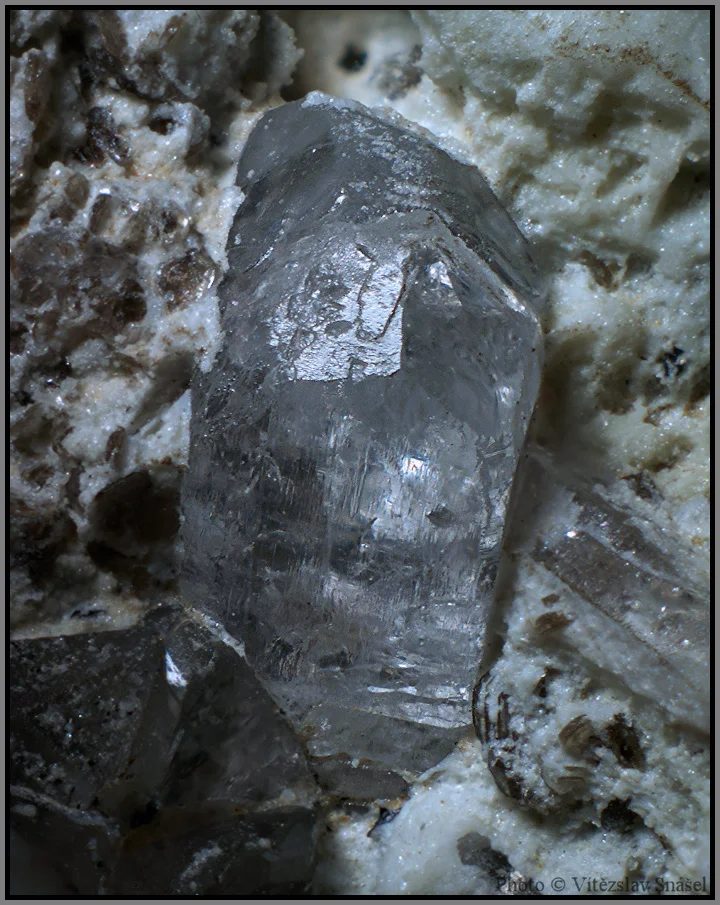 Fotografie minerálu Topaz z lokality Hubský peň, Horní Slavkov, Czech Republic