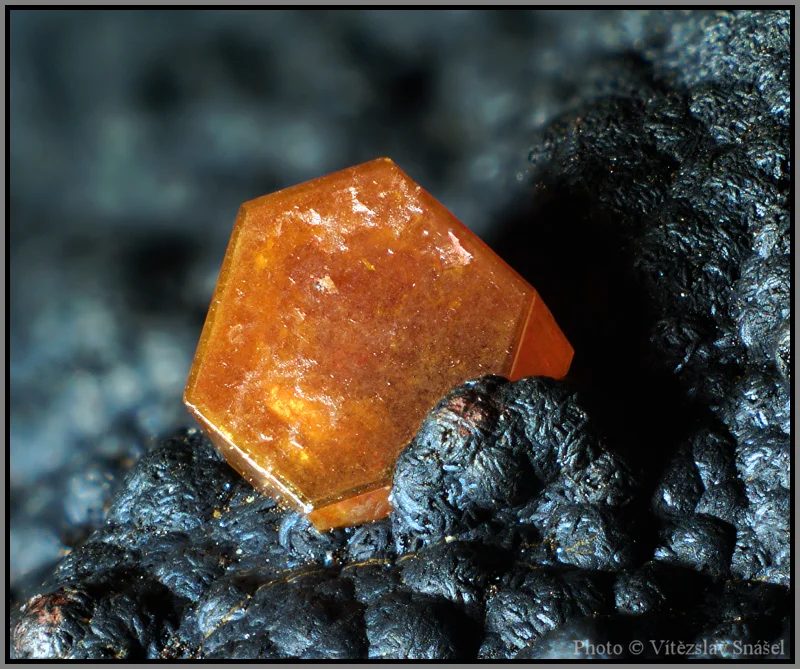Fotografie minerálu Vanadinit z lokality Taouz, Morocco