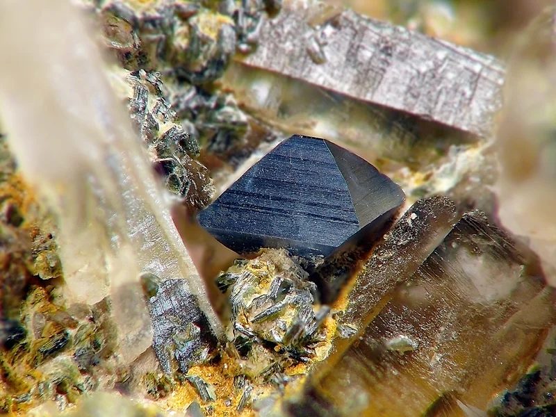 Fotografie minerálu Anatas z lokality Krupka, Czech Republic