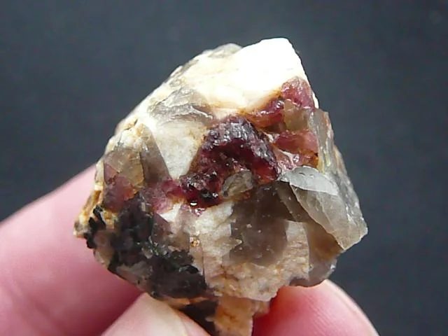 Fotografie minerálu Elbait (var. rubelit) z lokality Řečice, Czech Republic