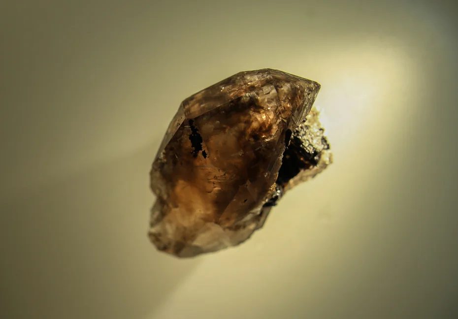 Fotografie minerálu Křemen (var. záhněda) z lokality Dolní Bory, Czech Republic