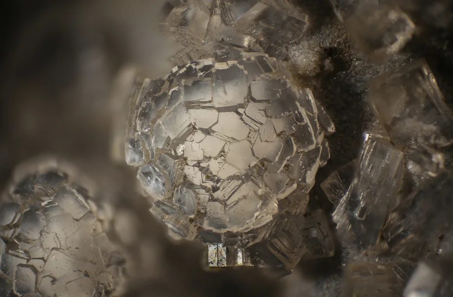 Fotografie minerálu Thomsonit-(Ca) z lokality Pustý vrch, Folknáře, Czech Republic