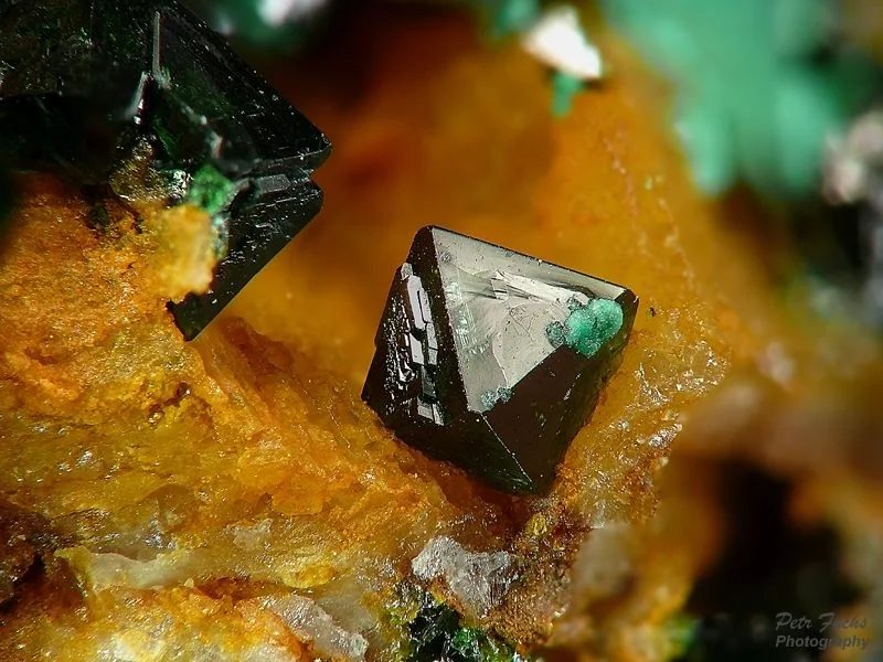 Fotografie minerálu Libethenit z lokality Lubietová, Slovakia