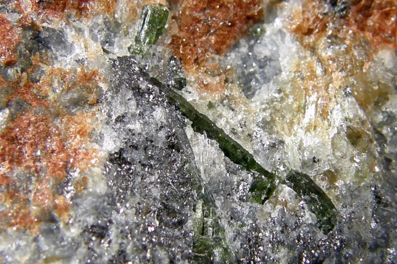 Fotografie minerálu Dravit z lokality Vyšný, Czech Republic