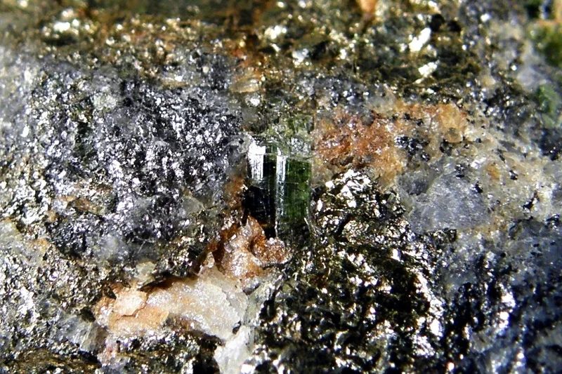 Fotografie minerálu Dravit z lokality Vyšný, Czech Republic