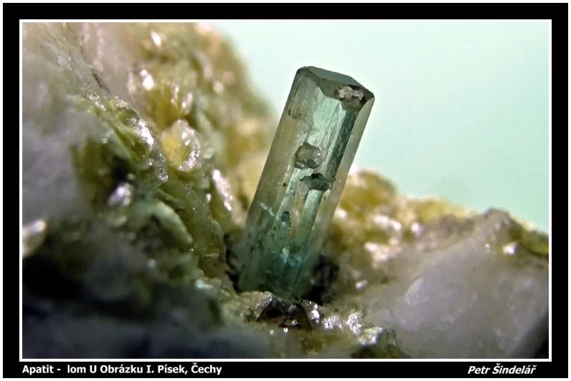 Fotografie minerálu Fluorapatit z lokality Obrázek I. Písek, Czech Republic