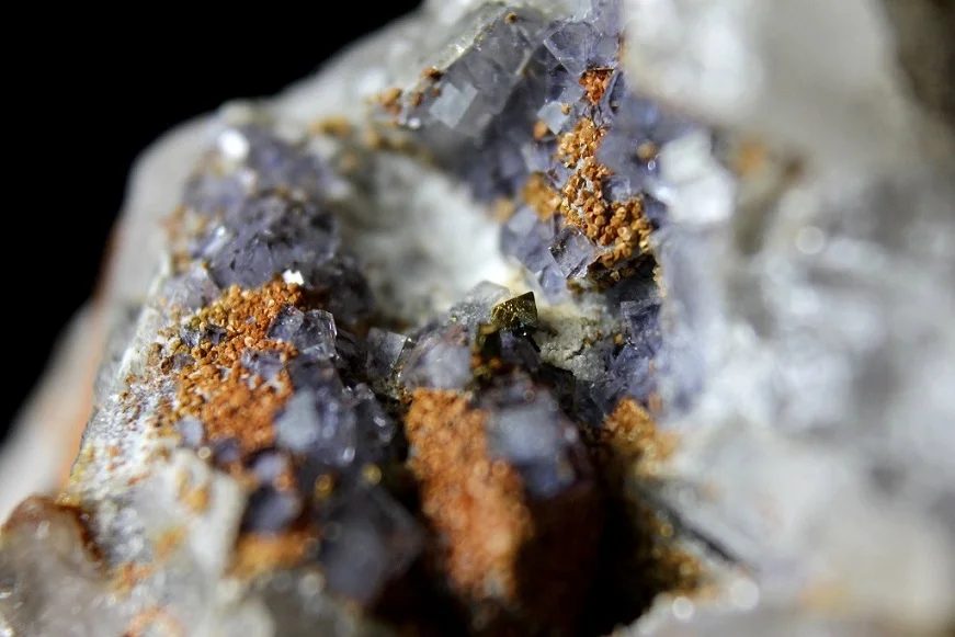 Fotografie minerálů Fluorit, Pyrit z lokality Krupka, Czech Republic
