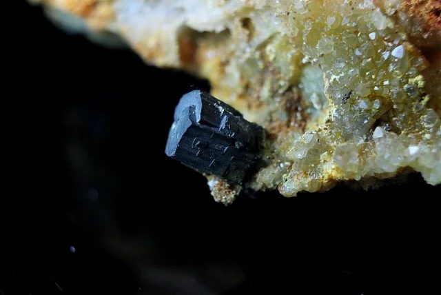 Fotografie minerálu Stefanit z lokality Hodruša Hámre, Slovakia