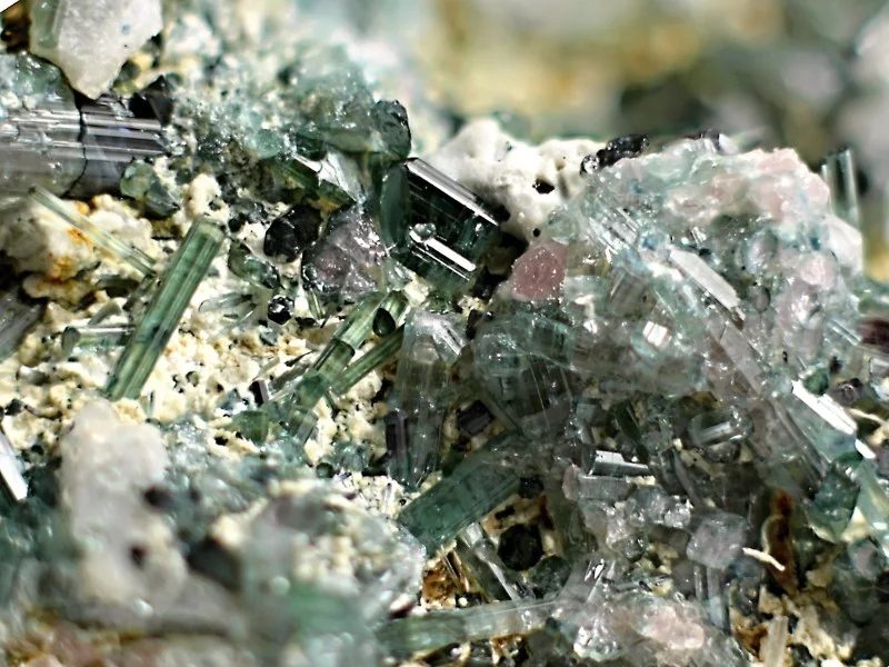 Fotografie minerálu Elbait z lokality Dobrá Voda, Czech Republic