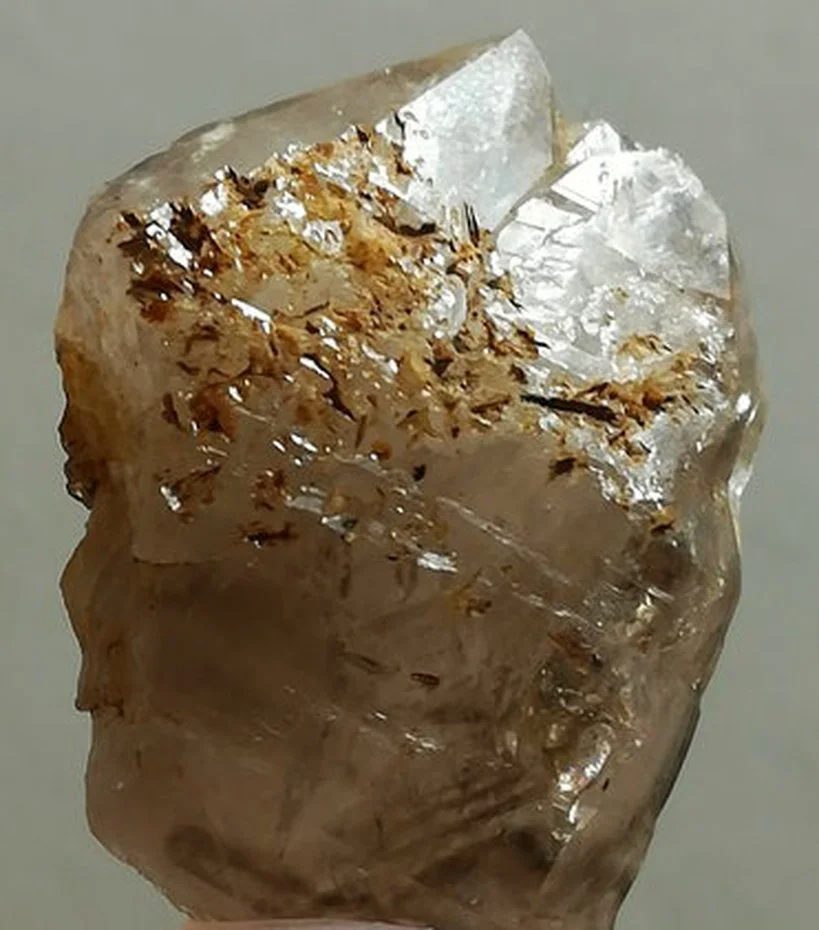 Fotografie minerálu Křemen (var. záhněda) z lokality Jámy - Žďár nad Sázavou, Czech Republic