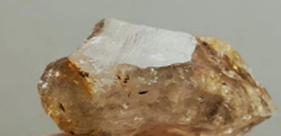Fotografie minerálu Křemen (var. záhněda) z lokality Jámy - Žďár nad Sázavou, Czech Republic