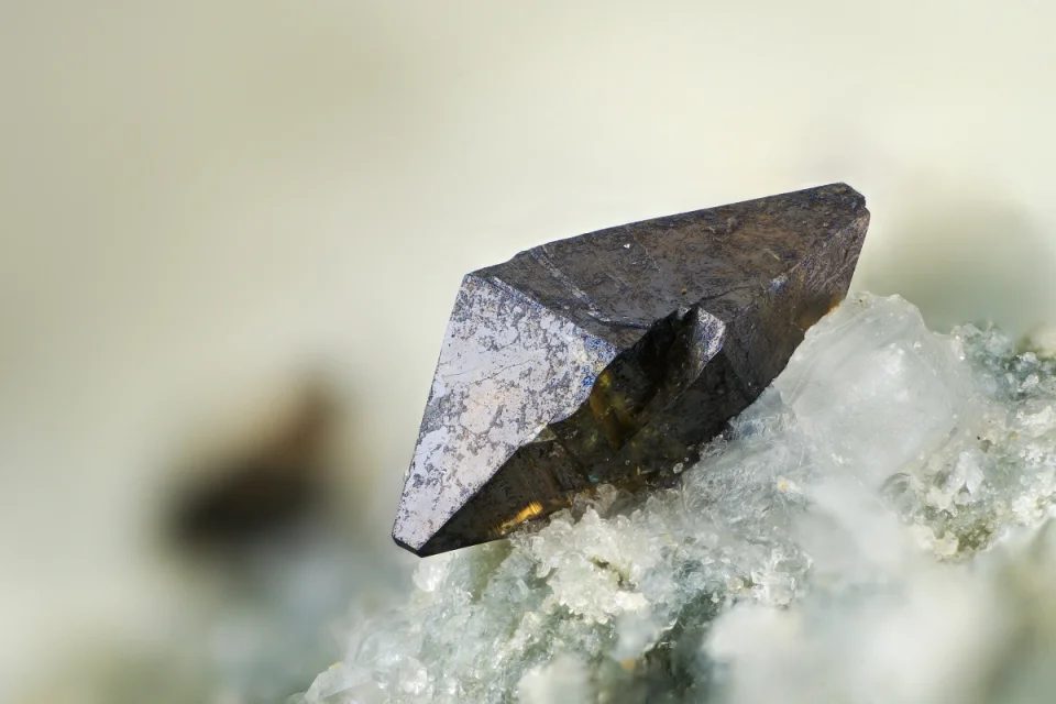 Fotografie minerálu Anatas z lokality Arrens-Marsous, France