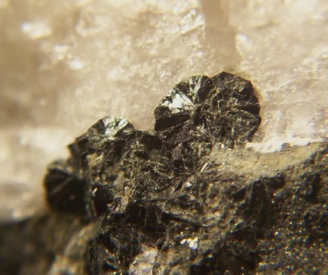 Fotografie minerálu Klinochlor z lokality Mirošov, Czech Republic