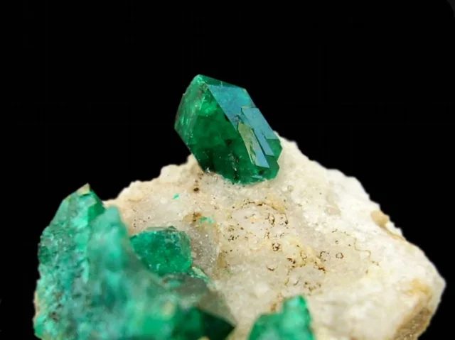 Fotografie minerálu Dioptas z lokality Altyn-Tyube, Kazakhstan