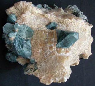 Fotografie minerálu Fluorapatit z lokality Slyudyanka, Russia