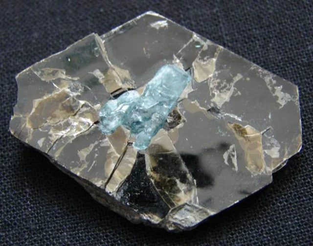 Fotografie minerálů Flogopit, Fluorapatit z lokality Slyudyanka, Russia