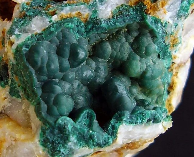 Fotografie minerálu Pseudomalachit z lokality Lubietová, Slovakia