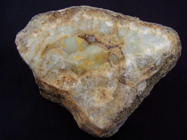Fotografie minerálu Křemen (var. chalcedon) z lokality Hončova Hůrka, Czech Republic