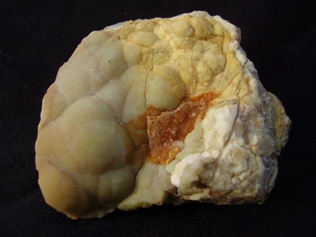 Fotografie minerálu Křemen (var. chalcedon) z lokality Hončova Hůrka, Czech Republic