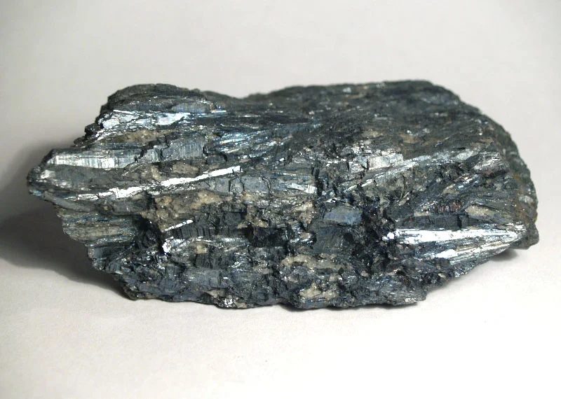 Fotografie minerálu Antimonit z lokality Příbram, Bohutín, Czech Republic