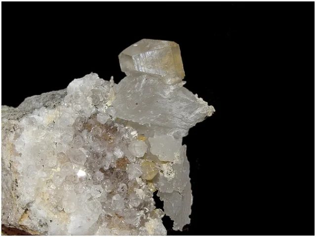 Fotografie minerálu Kalcit z lokality Krty, Czech Republic