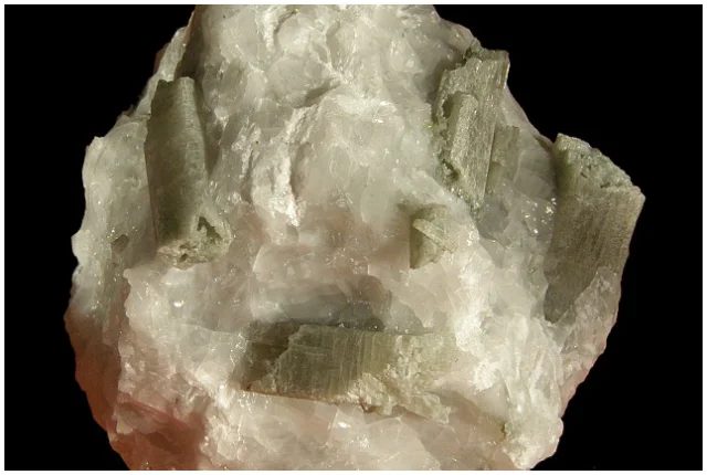 Fotografie minerálu Diopsid z lokality Velké Hydčice, Czech Republic