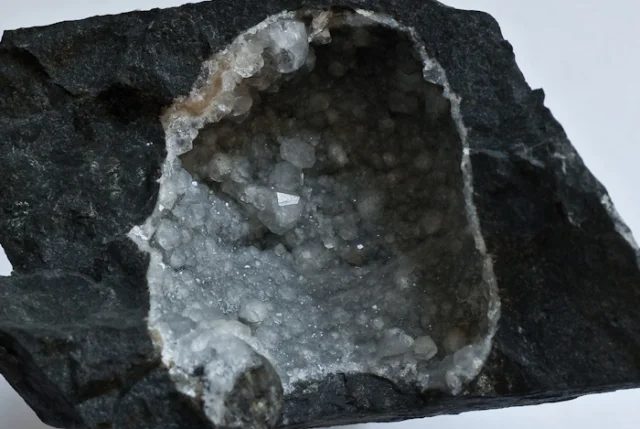 Fotografie minerálu Analcim z lokality Zálezly, Czech Republic
