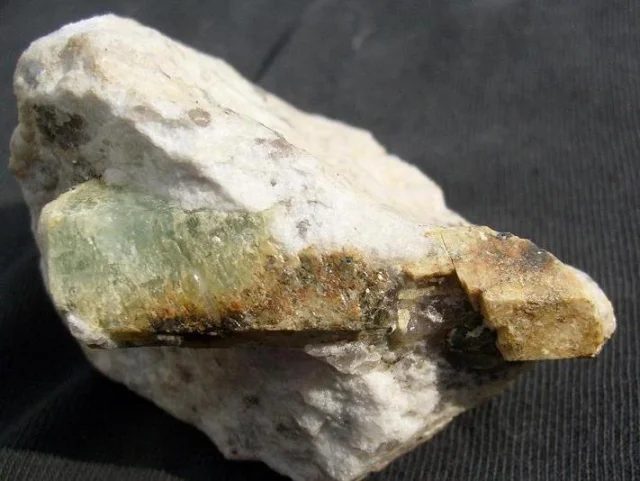 Fotografie minerálu Beryl z lokality Střelecký Důl, Czech Republic