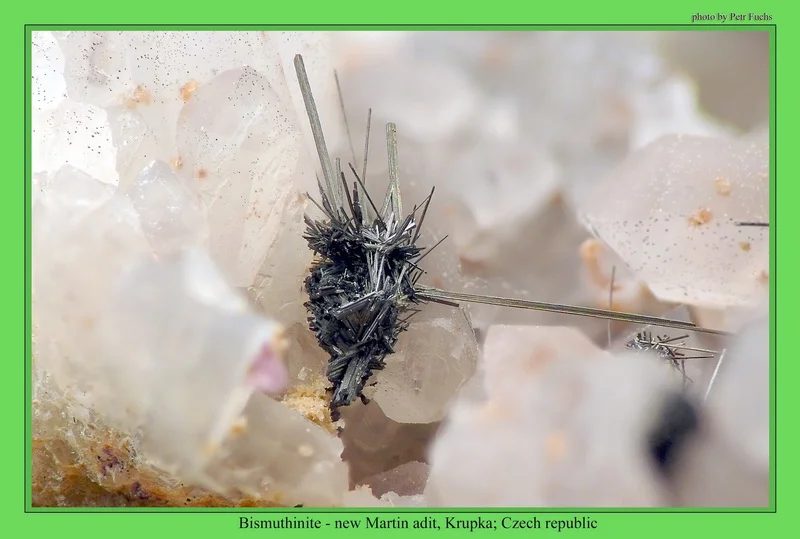 Fotografie minerálu Bizmutinit z lokality Krupka, Czech Republic