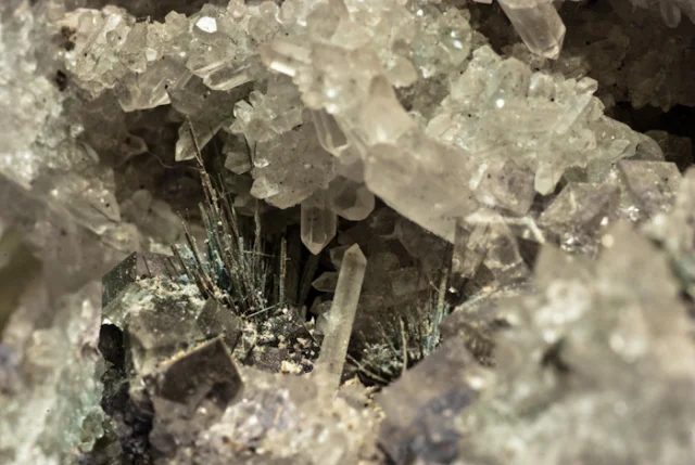 Fotografie minerálu Bizmutinit z lokality Krupka, Czech Republic