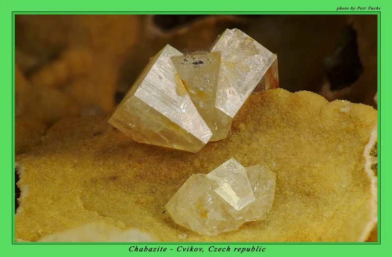 Fotografie minerálu Chabazit-(Ca) z lokality Cvikov, Czech Republic
