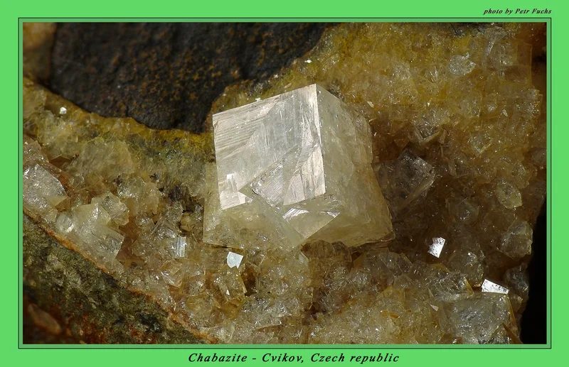 Fotografie minerálu Chabazit-(Ca) z lokality Cvikov, Czech Republic