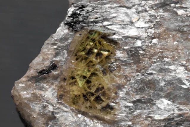 Fotografie minerálu Chryzoberyl z lokality Maršíkov, Rasovna, Czech Republic
