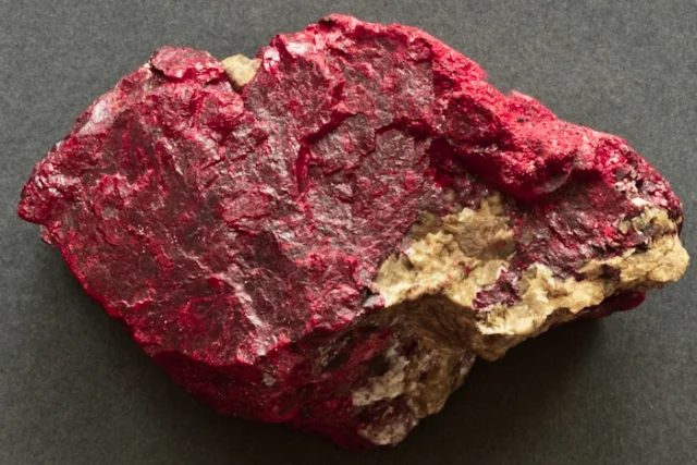 Fotografie minerálů Cinnabarit, Siderit z lokality Rudňany, Slovakia