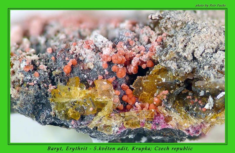 Fotografie minerálu Erytrín z lokality Krupka, Czech Republic