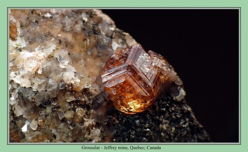 Fotografie minerálu Grossulár z lokality Jeffrey mine, Canada