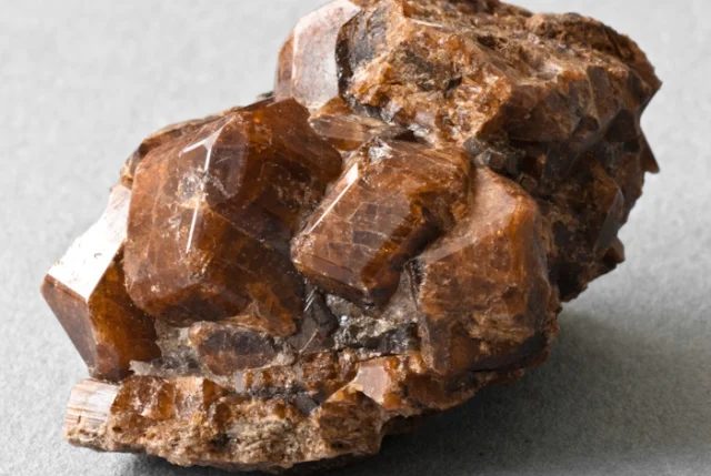Fotografie minerálu Grossulár (var. hessonit) z lokality Staré Podhradí, Czech Republic