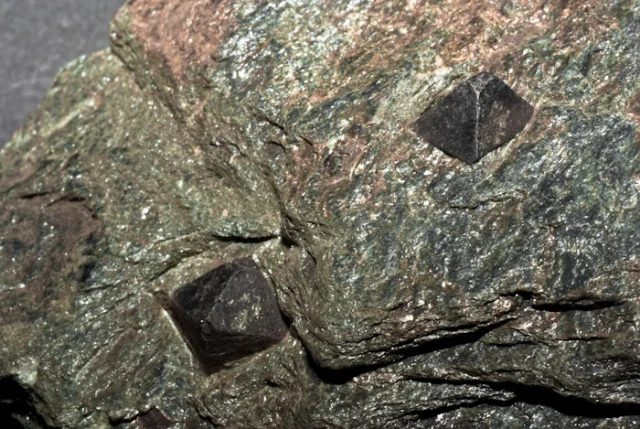 Fotografie minerálu Magnetit z lokality Sobotín, Czech Republic