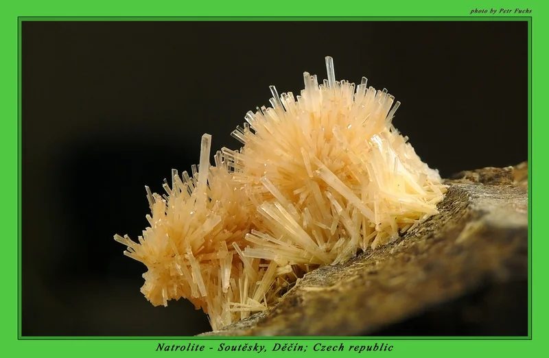 Fotografie minerálu Natrolit z lokality Soutěsky, Czech Republic
