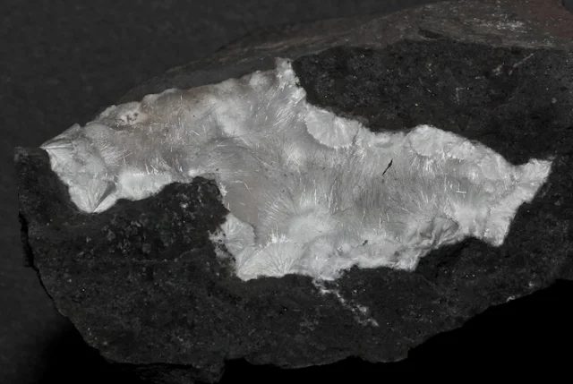 Fotografie minerálu Natrolit z lokality Soutěsky, Czech Republic