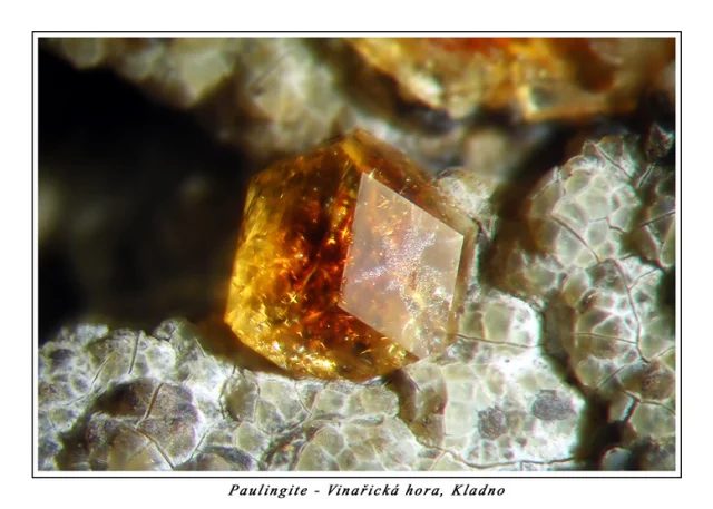 Fotografie minerálu Paulingit-(Ca) z lokality Vinařice, Czech Republic