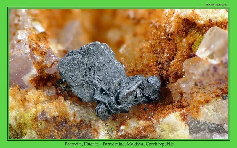 Fotografie minerálu Pearceit z lokality Moldava, Czech Republic