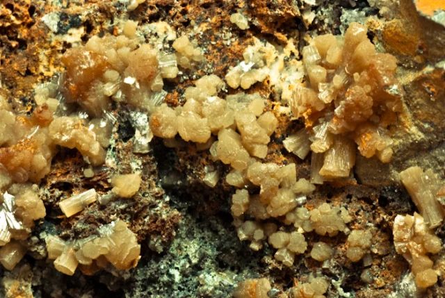 Fotografie minerálu Pyromorfit z lokality Oloví, Czech Republic