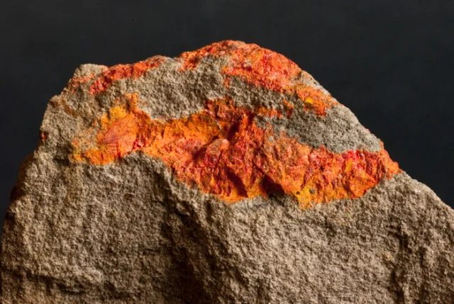 Fotografie minerálu Realgar z lokality Králíky, Slovakia
