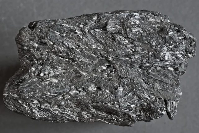 Fotografie minerálu Antimonit z lokality Bohutín, Czech Republic
