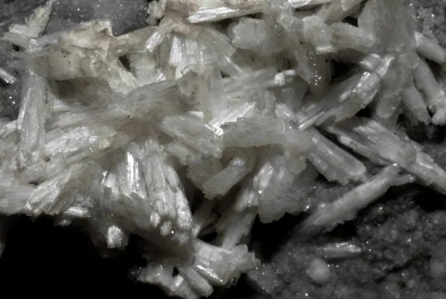 Fotografie minerálu Thomsonit-(Ca) z lokality České Hamry, Czech Republic