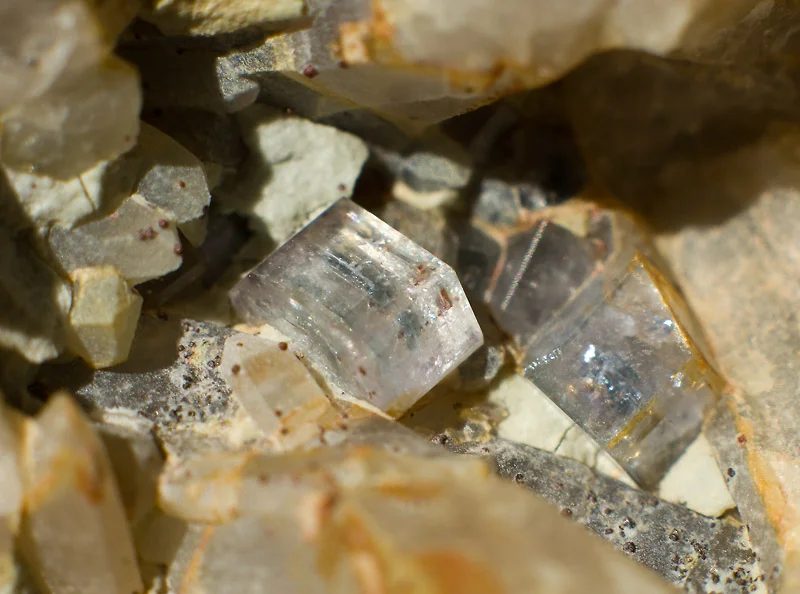 Fotografie minerálu Apatit z lokality Hubský peň, Horní Slavkov, Czech Republic