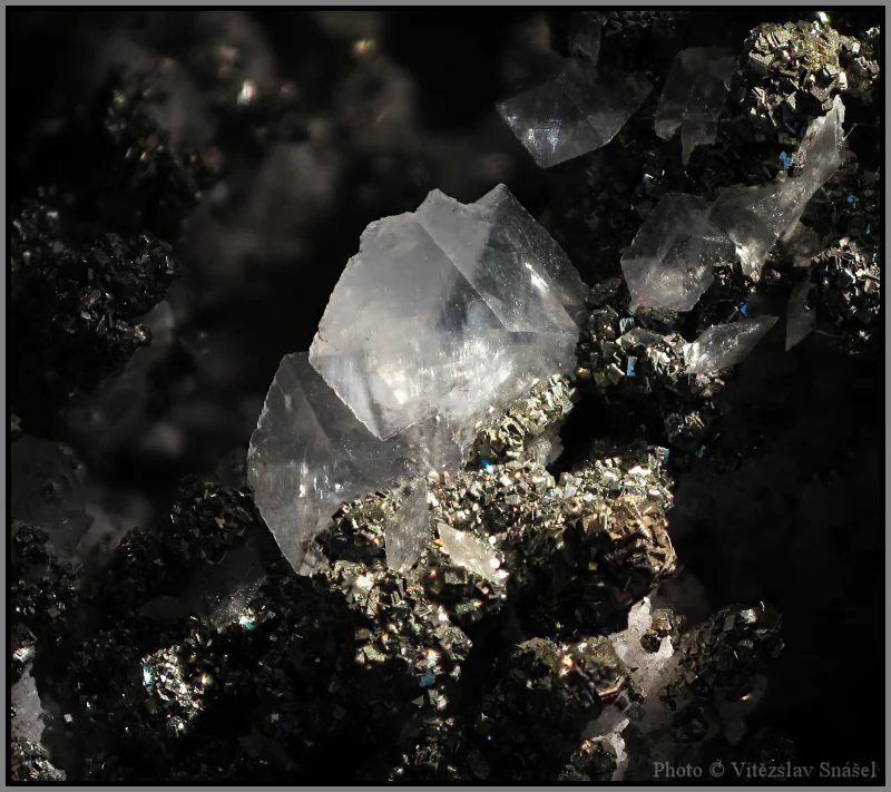 Fotografie minerálů Kalcit, Pyrit z lokality Příbram, Czech Republic