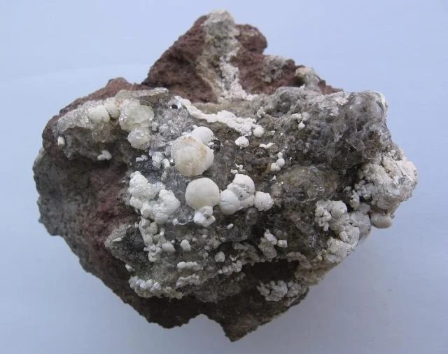 Fotografie minerálů Fluorapatit, Opál (var. hyalit) z lokality Valeč, Czech Republic